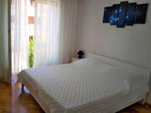 波雷奇Apartment in Porec/Istrien 33042的卧室配有白色的床和窗户。