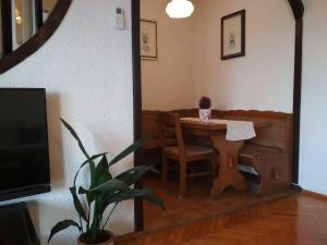 波雷奇Apartment in Porec/Istrien 33042的一间带桌椅和电视的用餐室