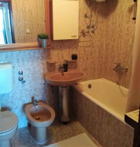 波雷奇Apartment in Porec/Istrien 33042的浴室配有盥洗盆、卫生间和浴缸。