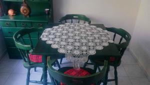 蒂豪尼Holiday home in Tihany/Balaton 20236的一张桌子,配有四把椅子和黑白桌布