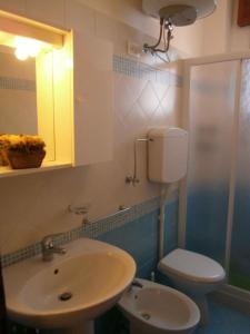 比比翁Apartment in Bibione 24409的一间带水槽、卫生间和镜子的浴室