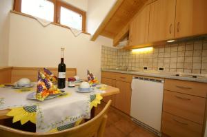 圣马蒂诺-因巴迪亚拉弗吕农家乐的厨房配有带1瓶葡萄酒的桌子