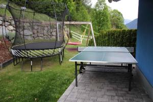 AusserfragantFlattach Apartment 4的乒乓球桌和院子内的秋千
