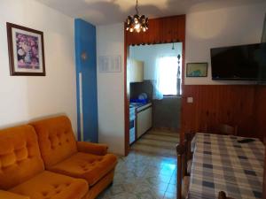 ValbandonApartment in Valbandon/Istrien 11260的一间带橙色沙发的客厅和一间厨房