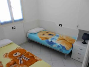罗索利纳马雷滨海罗索利纳4号度假屋的一间小卧室,床上放着泰迪熊