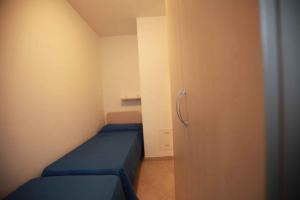 罗索利纳马雷Two-Bedroom Apartment Rosolina Mare near Sea 3的小房间设有蓝色的床和衣柜