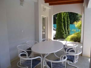 希欧福克Holiday home in Siofok/Balaton 20063的庭院里的白色桌椅