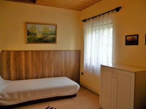 鲍洛通凯赖斯图尔Holiday home in Balatonmariafürdo 33086的一间卧室配有床和带窗帘的窗户