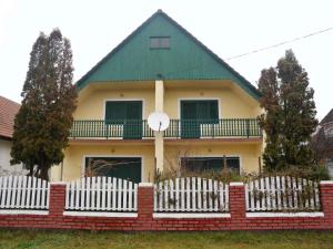 鲍洛通凯赖斯图尔Holiday home in Balatonmariafürdo 33086的相册照片