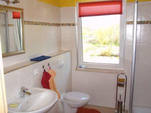GustowHoliday home in Gustow/Insel Rügen 3012的一间带卫生间、水槽和窗户的浴室