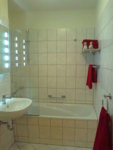 宾茨Apartment in Binz (Ostseebad) 2864的白色的浴室设有浴缸和水槽。