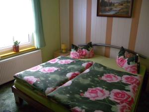 KamminkeApartment Kamminke 2的一间卧室,床上有粉红色的鲜花