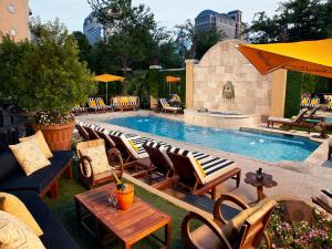 达拉斯萨萨达拉斯酒店的一个带桌椅的游泳池