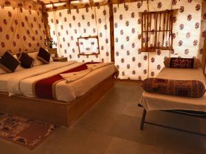 山姆Aroma Desert Safari Camp的一间卧室配有两张床和椅子
