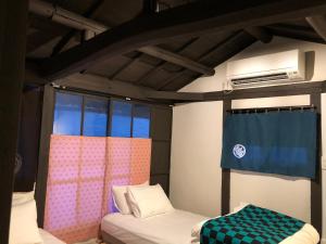 京都KOU Nishijin的一间卧室设有一张床和一个窗口