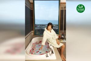 淡水渔人码头休闲旅馆的坐在浴缸里,带蛋糕的女人