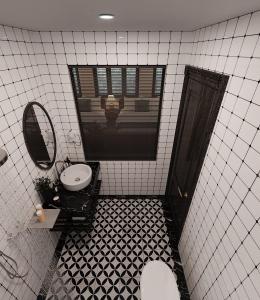 吉婆岛ĐẠI THỦY Hotel的一间带卫生间、水槽和镜子的浴室