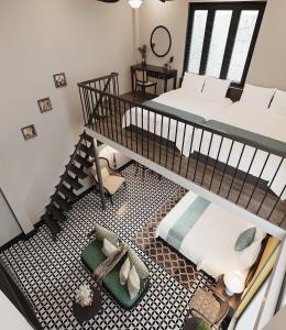 吉婆岛ĐẠI THỦY Hotel的一间带两张双层床的卧室和楼梯