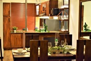 努沃勒埃利耶Lake Infinity Luxury Condos的一间带桌子的用餐室和一间厨房