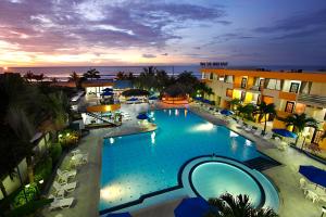 阿塔卡梅斯太阳俱乐部酒店的享有度假村游泳池的顶部景致