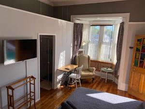 伊丽莎白港Heath Villa - private room的客厅配有桌子和椅子