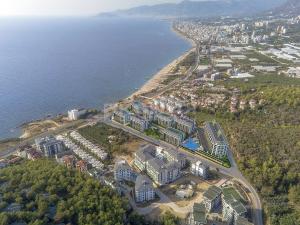 卡吉柯克Konak Seaside Homes的水边度假村的空中景观