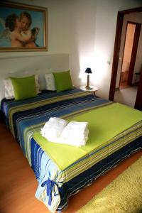 纳扎雷Casa Ana的一间卧室配有一张带绿色枕头的大床