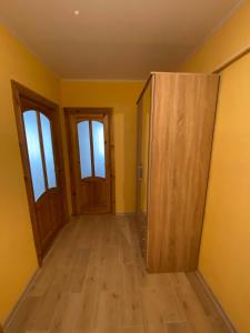 阿卢克斯内Apes ielas apartaments的空房间,设有两扇门,铺有木地板