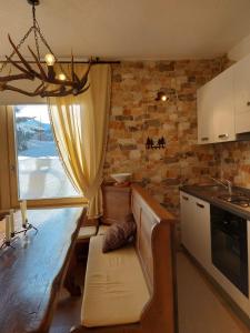 摩德纳迪-坎皮格里奥Appartamento的厨房配有柜台、桌子和窗户
