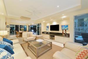 道格拉斯港道格拉斯港堡礁别墅的客厅配有白色家具和平面电视