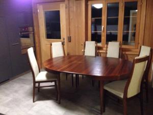 伦克Chalet Halten的厨房里配有一张木桌和椅子