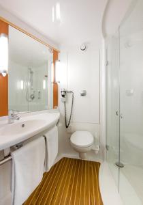 宜必思腓特烈港机场展览馆酒店的一间浴室
