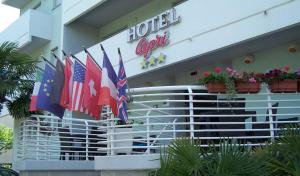 格拉多卡普里酒店的酒店大堂设有美国和英国国旗