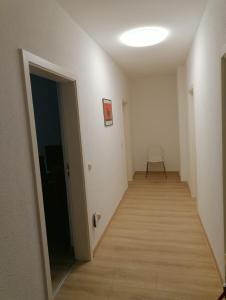 阿尔滕堡Kunstgasse 11, Wohnung 10的一条空的走廊,有门和椅子