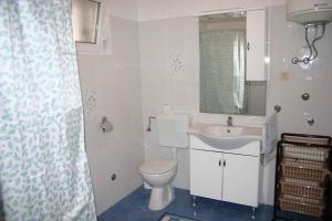 Apartments in Rovinj/Istrien 11700的一间浴室