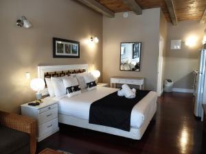 拉塞尔海港村假日汽车旅馆的卧室配有一张白色大床和一把椅子