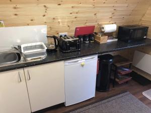 BreakishBreakish Bay Pods (Pod 2)的厨房配有带水槽的柜台和冰箱。