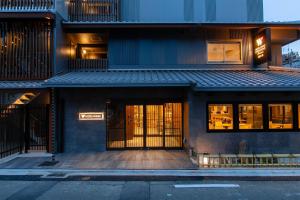 京都Hotel Wing International Premium Kyoto Sanjo的街道上一栋楼的大门