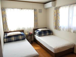 东伊豆町Izu Shirada Villa 伊豆白田家的小型客房 - 带2张床和窗户