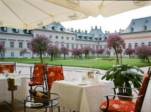德累斯顿德累斯顿皮尔尼茨城堡酒店的大楼前设有桌椅的餐厅