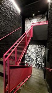 特拉维夫Silicate Ben Yehuda - Smart Hotel by Loginn Tel Aviv的红色的楼梯,墙上涂鸦