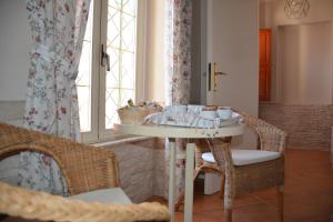 阿兰奇湾城Domus de Carrera的客房设有桌椅和窗户。