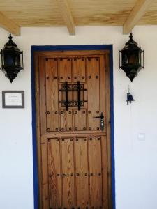 贝赫尔-德拉弗龙特拉casa LOS IBIS的木门,房间有两个灯