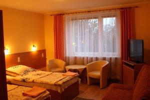 奇强卡加戈纳宾馆的酒店客房设有两张床和电视。