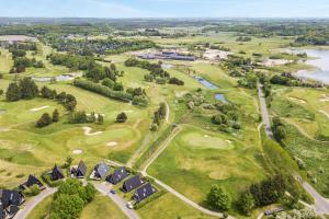 FarsøHimmerland Resort Cottages的享有度假村高尔夫球场的空中景致