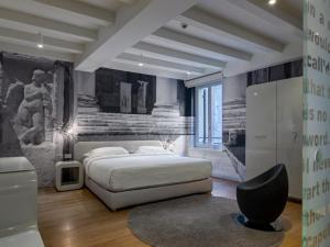 维罗纳Lords of Verona Luxury Apartments的卧室配有白色的床和黑椅