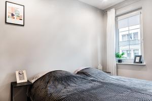 格沃古夫Bulwar Apartament的一间卧室设有一张床和一个窗口