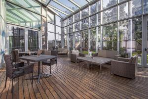 纳维廖河畔切尔努斯科就是为你酒店的温室配有桌椅和窗户。