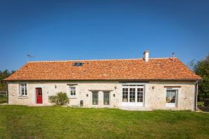 CiranLongère PROCHE LOCHES的绿色田野上一座带橙色屋顶的房子
