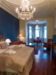 索茨霍巴根萨尔特舍巴登大酒店的一间卧室配有一张大床和一个吊灯。